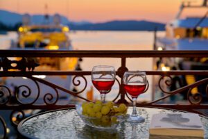 Ταξιδιωτικός Οδηγός Πόρου με θέα στο λιμάνι και τη θάλασσα