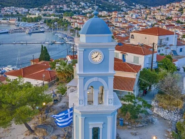 Το Ρολόι του Πόρου με θέα στο λιμάνι και τη θάλασσα