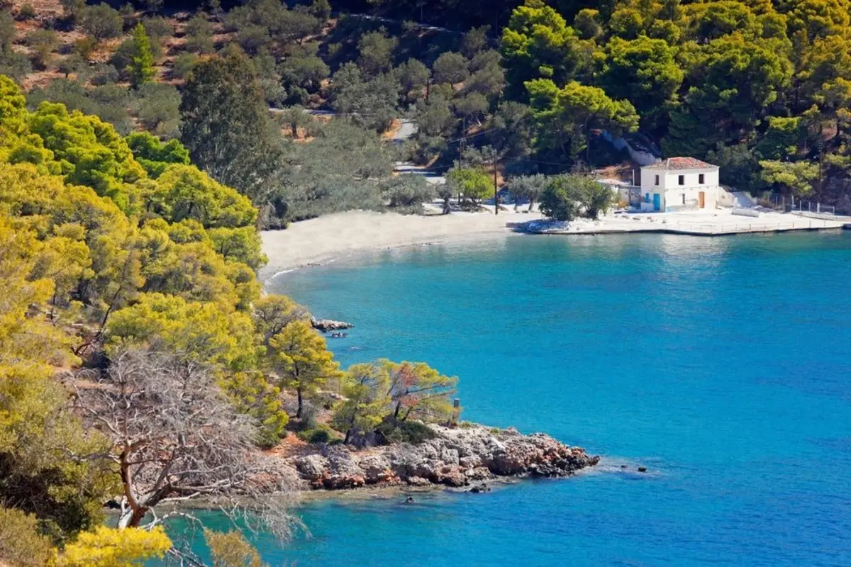 Παραλία Μοναστήρι Πόρου με φυσικό τοπίο