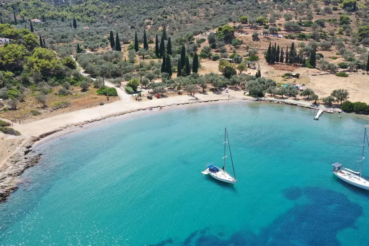 Παραλία Βαγιωνιά Πόρου - ήσυχη παραλία με φυσικό τοπίο
