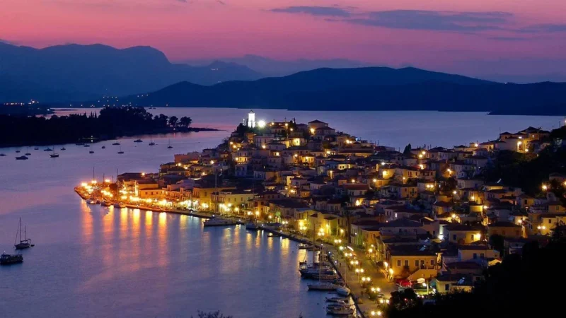 Βραδινή βόλτα στην παραλιακή του Πόρου με θέα στο λιμάνι