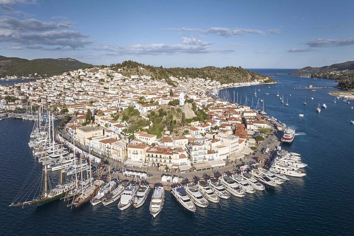 Το λιμάνι και η πόλη του Πόρου μπροστά από το Poros Mood