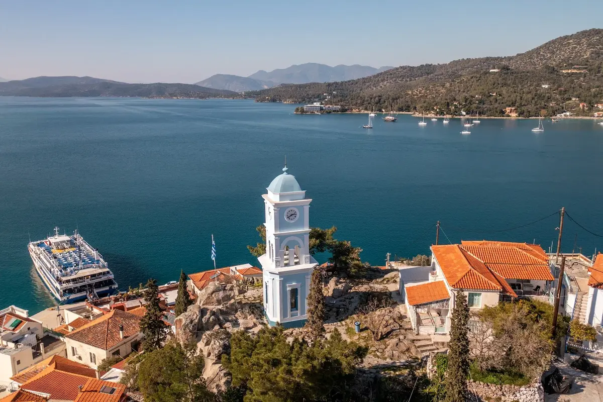 Το Ρολόι του Πόρου με θέα στο λιμάνι