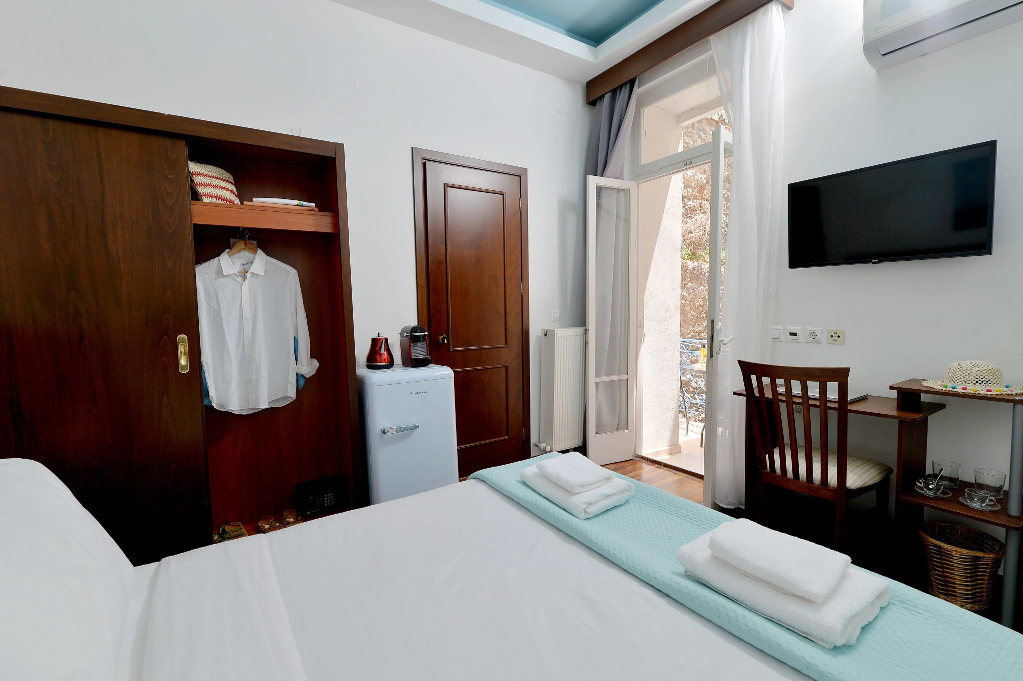 standard-room-poros-bed-balcony